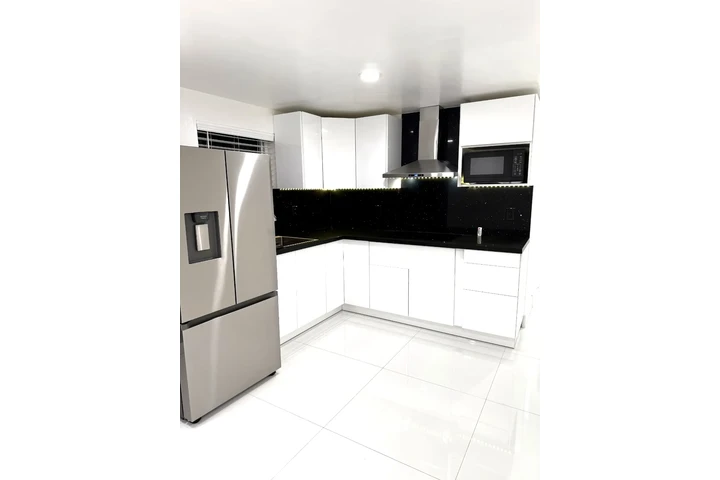 $2000 : Pequeño apartamento moderno image 4