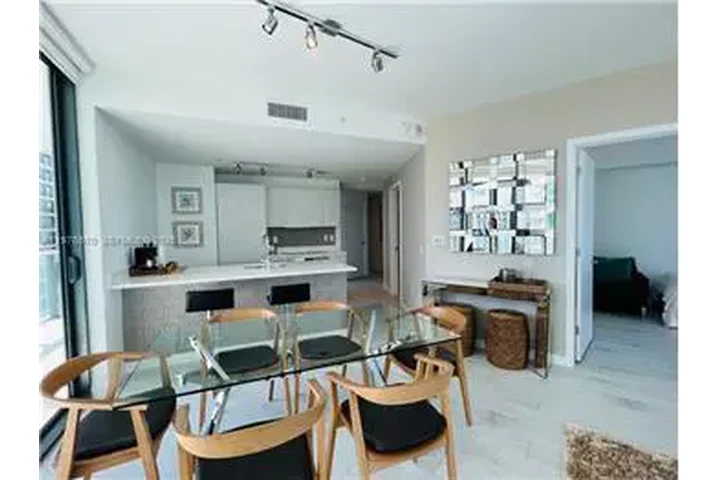 $6300 : Rental property with 3 bedro image 5