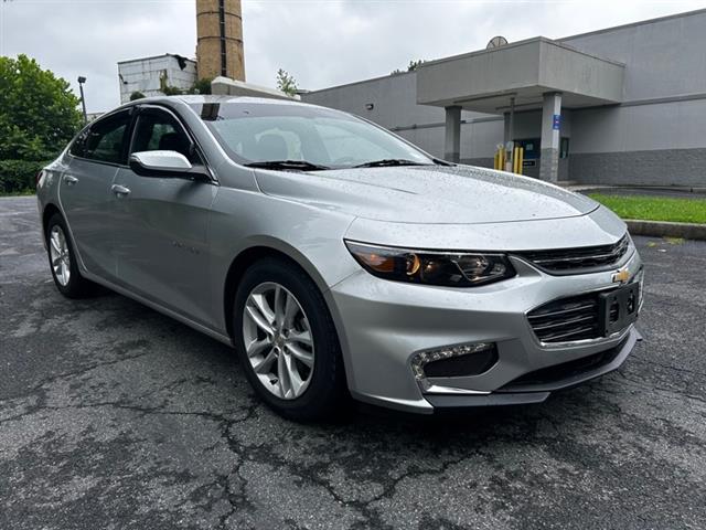 2017 Malibu 1LT image 1