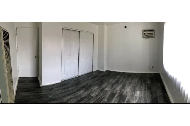 $2250 : 2+1 North Hollywood Triplex image 4