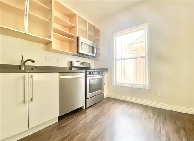 $1400 : Beautiful 1bed 1bath in 90005 image 3