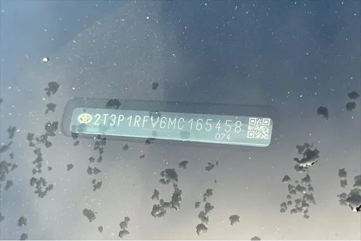 $29990 : Toyota RAV4 2021 AWD XLE 4dr image 8