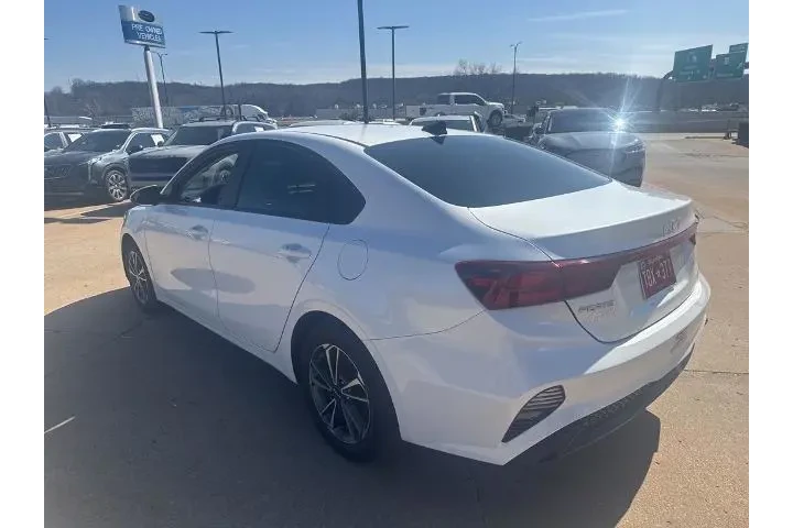 $17250 : Kia Forte 2023 LXS 4dr Sedan image 3