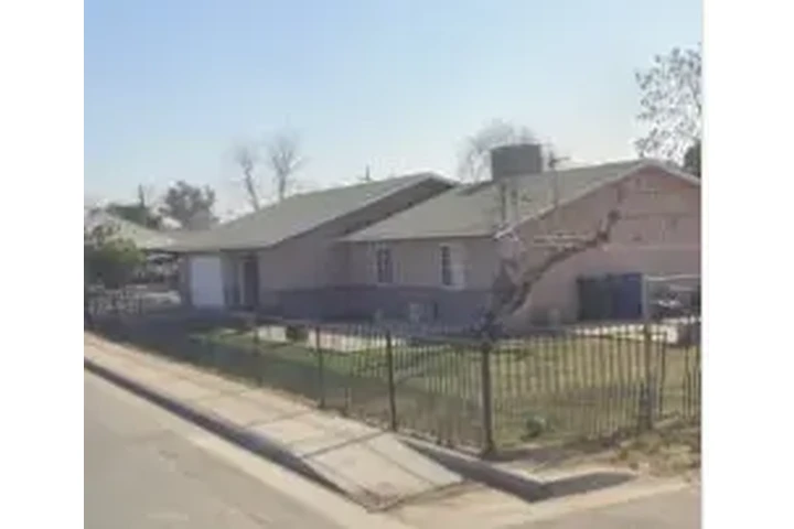 $1900 : CASA REMODELADA EN RENTA image 1
