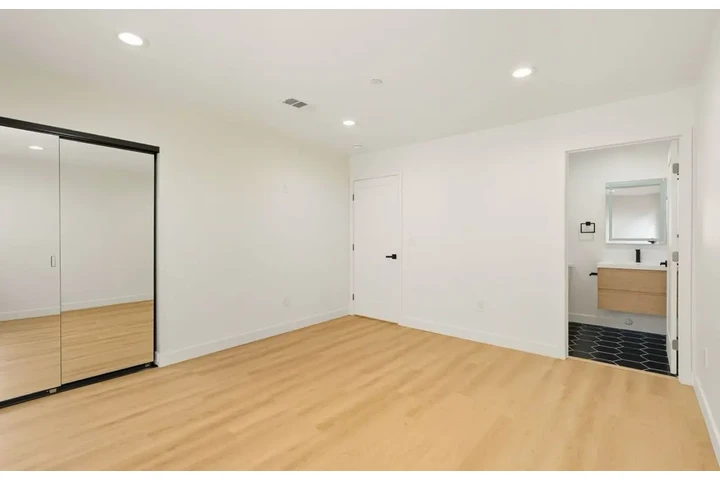 $2300 : 3 Bed Apt In Huntington Park image 5