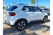 $24990 : Hyundai VENUE 2025 SEL 4dr C thumbnail