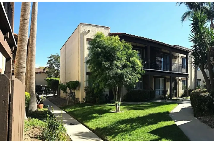 $1200 : Luxury home image 2