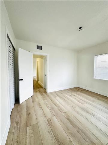 $800 : charming modern 2 bedroom image 3