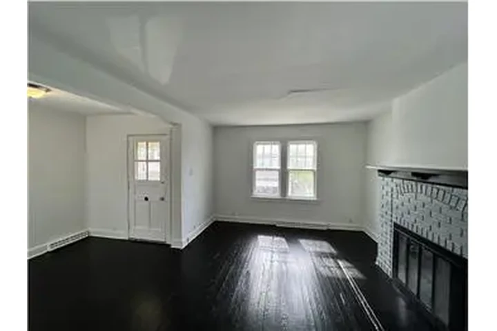 $695 : Rental property with 3 bedro image 5