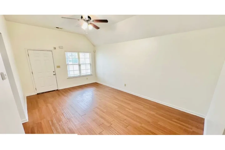 $1600 : Rent image 1