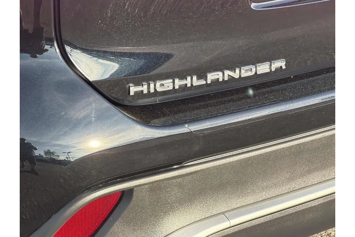 $37599 : Toyota Highlander 2023 L 4dr image 7