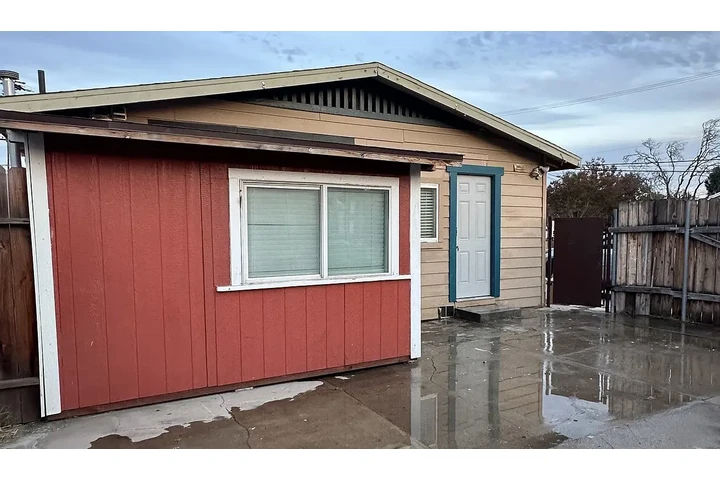 $1000 : This is a studio-style unit wi image 2