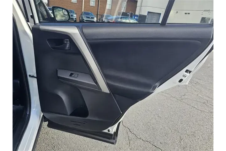 $14500 : Toyota RAV4 2018 AWD LE 4dr image 10