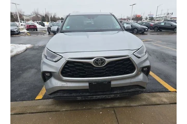 $28491 : Toyota Highlander 2023 LE 4d image 2