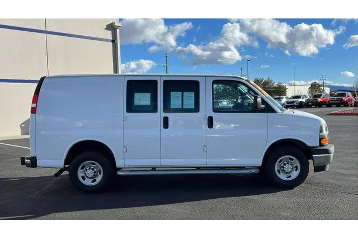 $32484 : Chevrolet Express 2022 2500 image 4