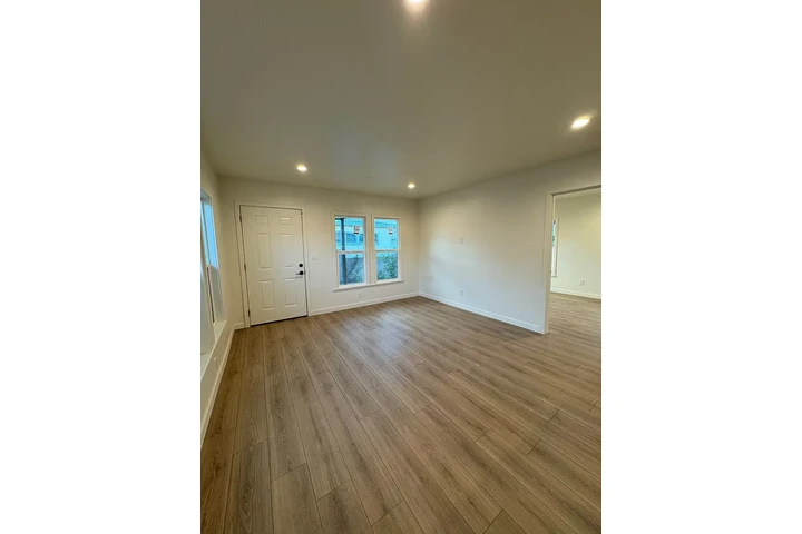 $900 : This well-maintained 2-bedroom image 2