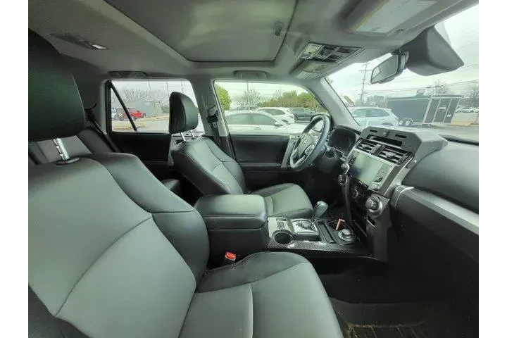 $39832 : Toyota 4Runner 2022 4x4 SR5 image 8