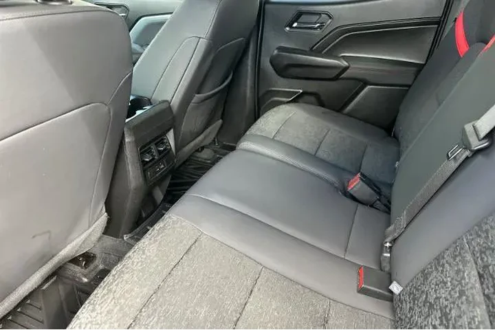 $37995 : Chevrolet Colorado 2024 4x4 image 4