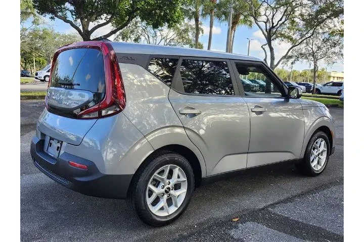 $14153 : Kia Soul 2022 S 4dr Crossove image 10