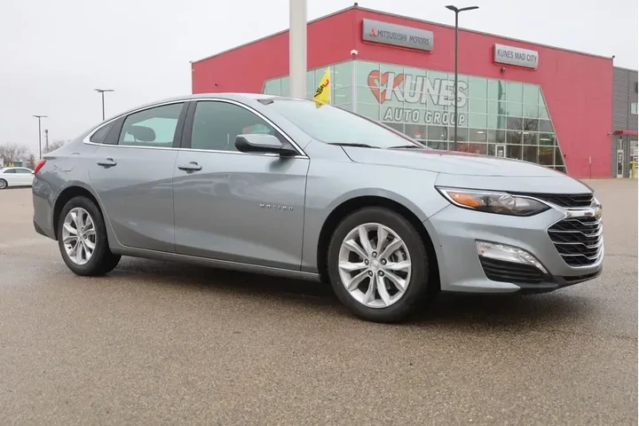 $18977 : Chevrolet Malibu 2024 LT 4dr image 2