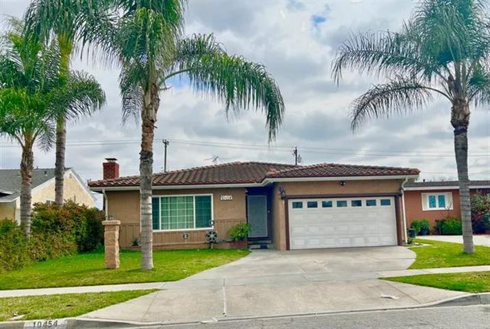 $1700 : Downey CA 3 - 3 Bath image 1