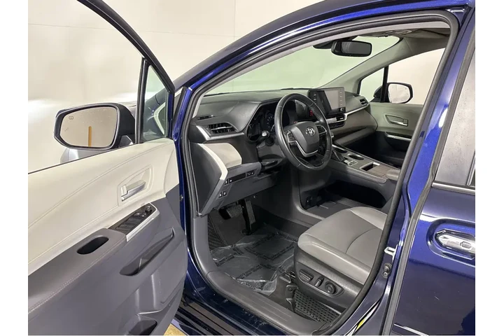 $38694 : 2022 Sienna XLE image 2