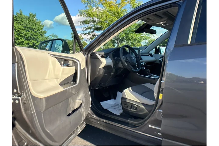 $30000 : Gold Certified2022 RAV4 Hybri image 2