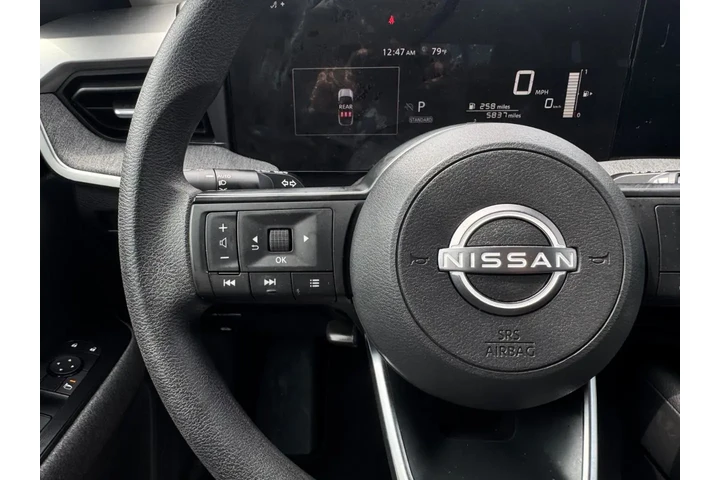 2025 Kicks SV image 9