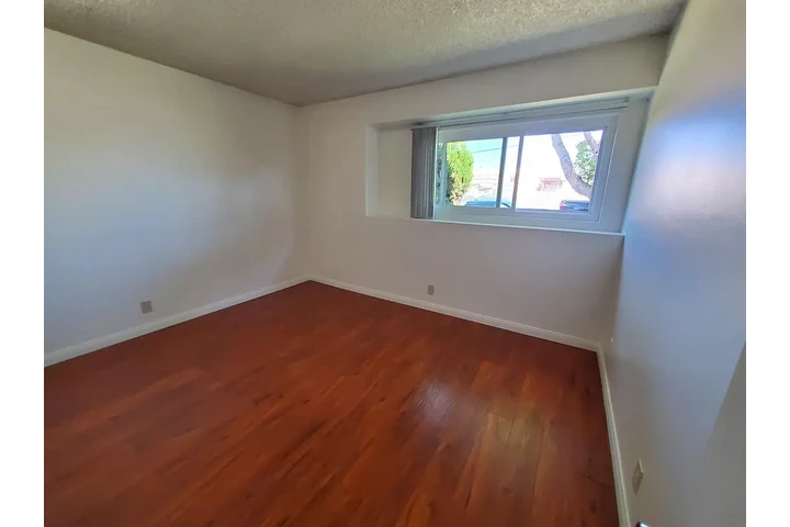 $1550 : Downey 3 & 2 Available image 6
