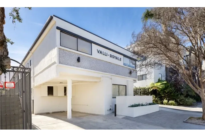 $2395 : 13018 Valleyheart Dr Unit 4 Lo image 6