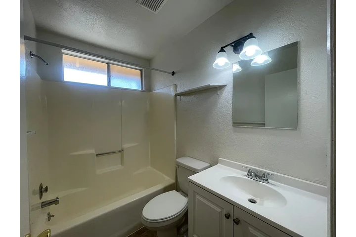 $1025 : Apartment 1 bed image 7