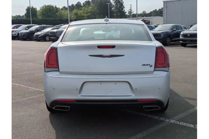 $28450 : Chrysler 300 2023 S V6 4dr S image 7