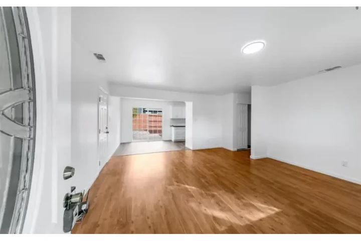 $1950 : 3Bedroom Available for rent image 2