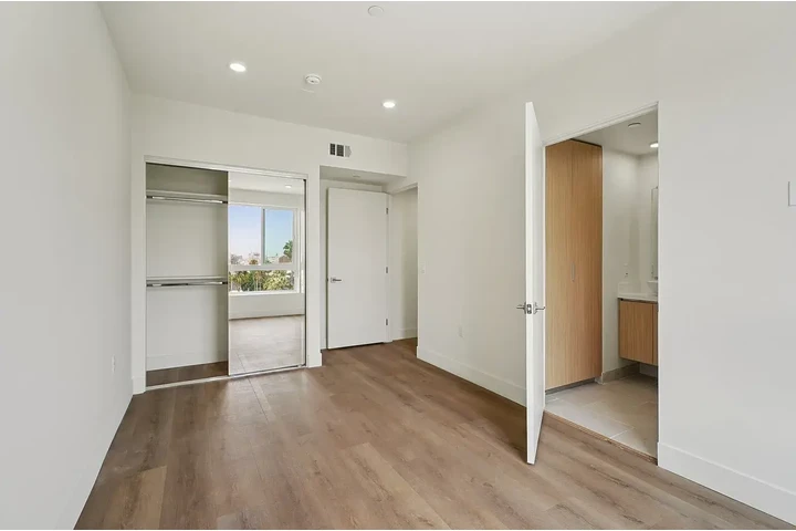 $3600 : New 3bedroom and 2bath availab image 4