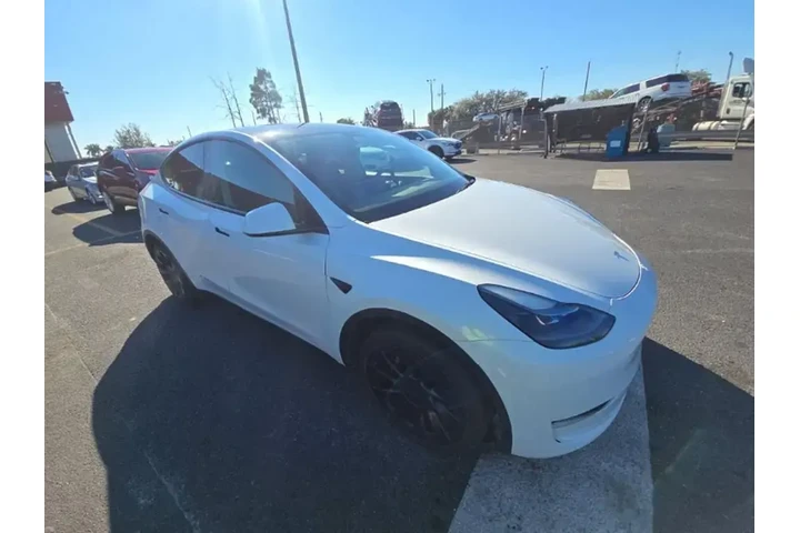 $30490 : Tesla Model Y 2023 AWD 4dr C image 3