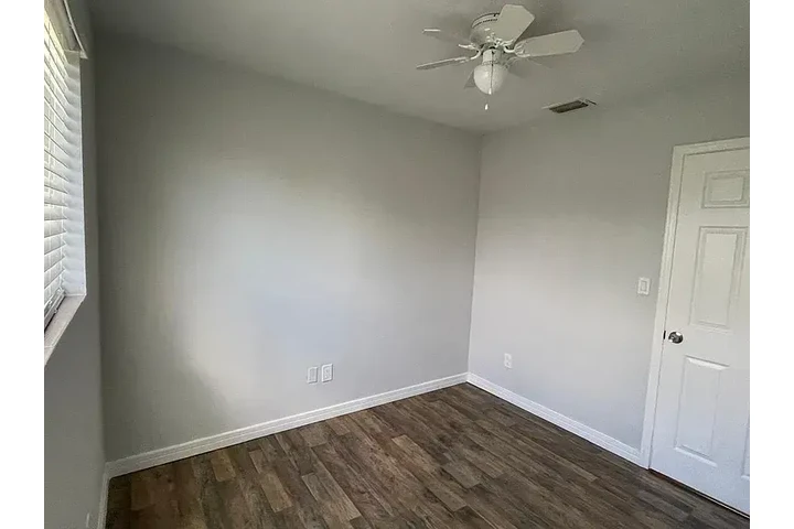 $800 : This 2 bedroom, 1-bathroom image 4