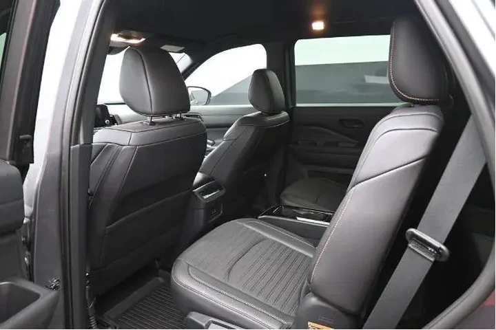 $38956 : Nissan Pathfinder 2025 AWD S image 2