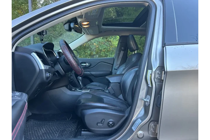 $13950 : Jeep Cherokee 2017 4x4 Trail image 9