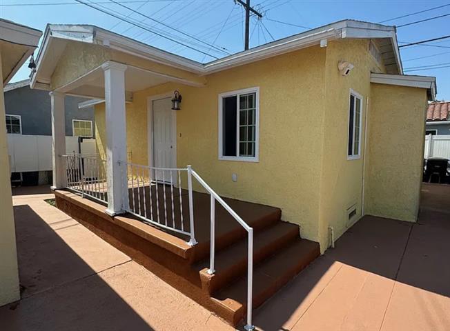 $2000 : READY NOW in ✅SouthGate, CA✅ image 1