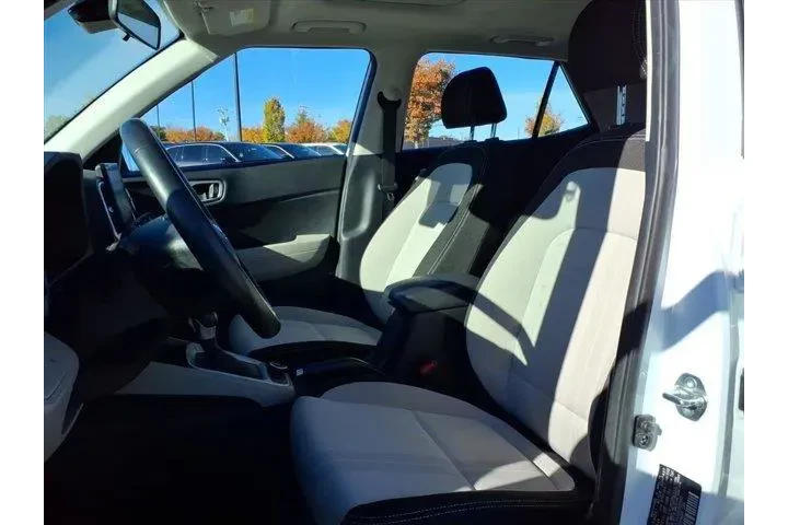 $18784 : Hyundai VENUE 2024 SEL 4dr C image 5