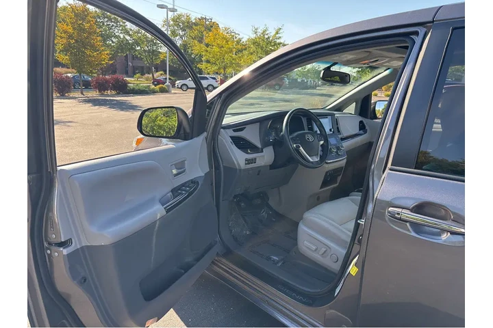 $15695 : 2015 Sienna XLE image 2