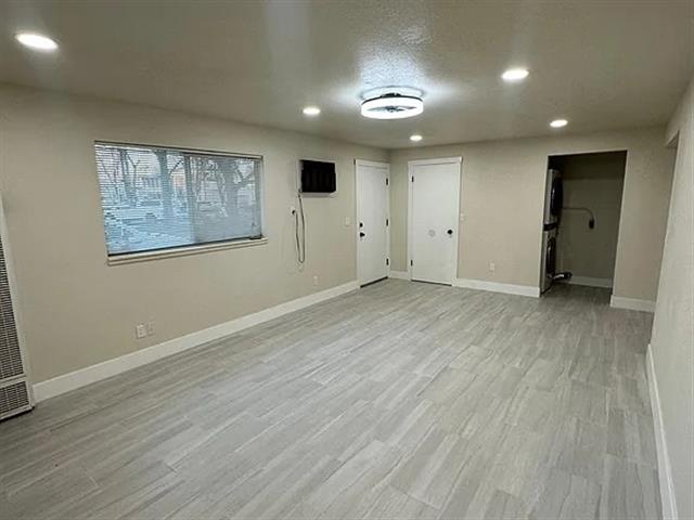 $2000 : GORGEOUS 3 BED 1 BA APARTMENT image 5