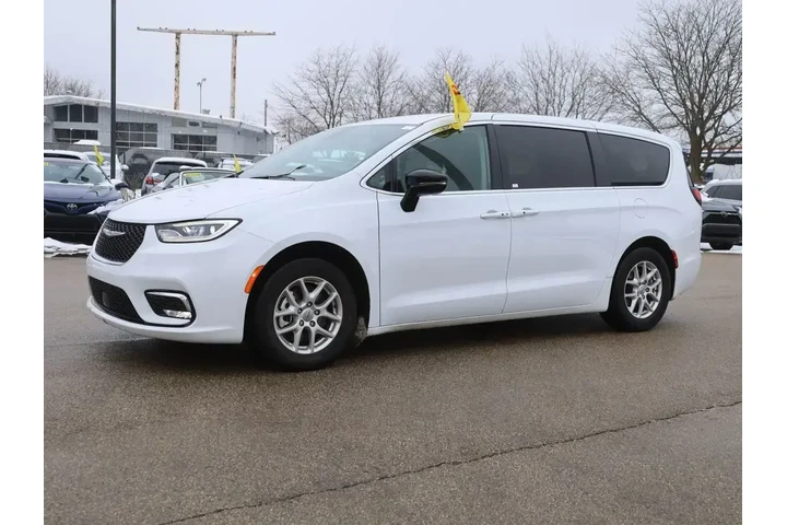 $29990 : Chrysler Pacifica 2024 Touri image 5