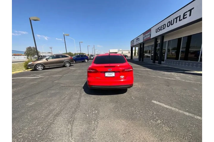 2016 Focus SE image 4