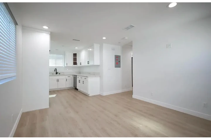 $2355 : Nice  3 bedroom house In LA image 3