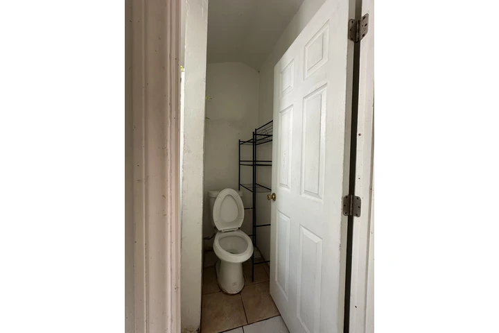 $1000 : Se Renta Cuarto image 3