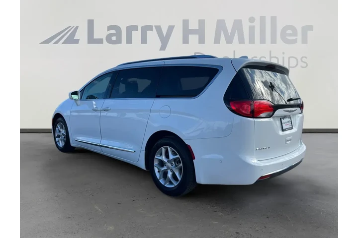 Chrysler Pacifica 2019 Touri image 3