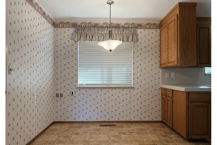 $1050 : single freshly updated home image 6