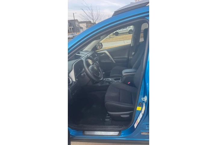 $9900 : RAV4 XLE, 2018 image 6