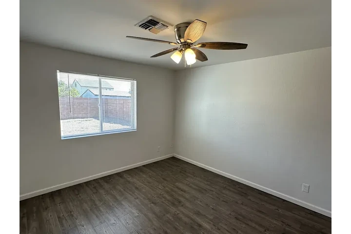 $1000 : 2Bed 1.5Bath Single Home image 4
